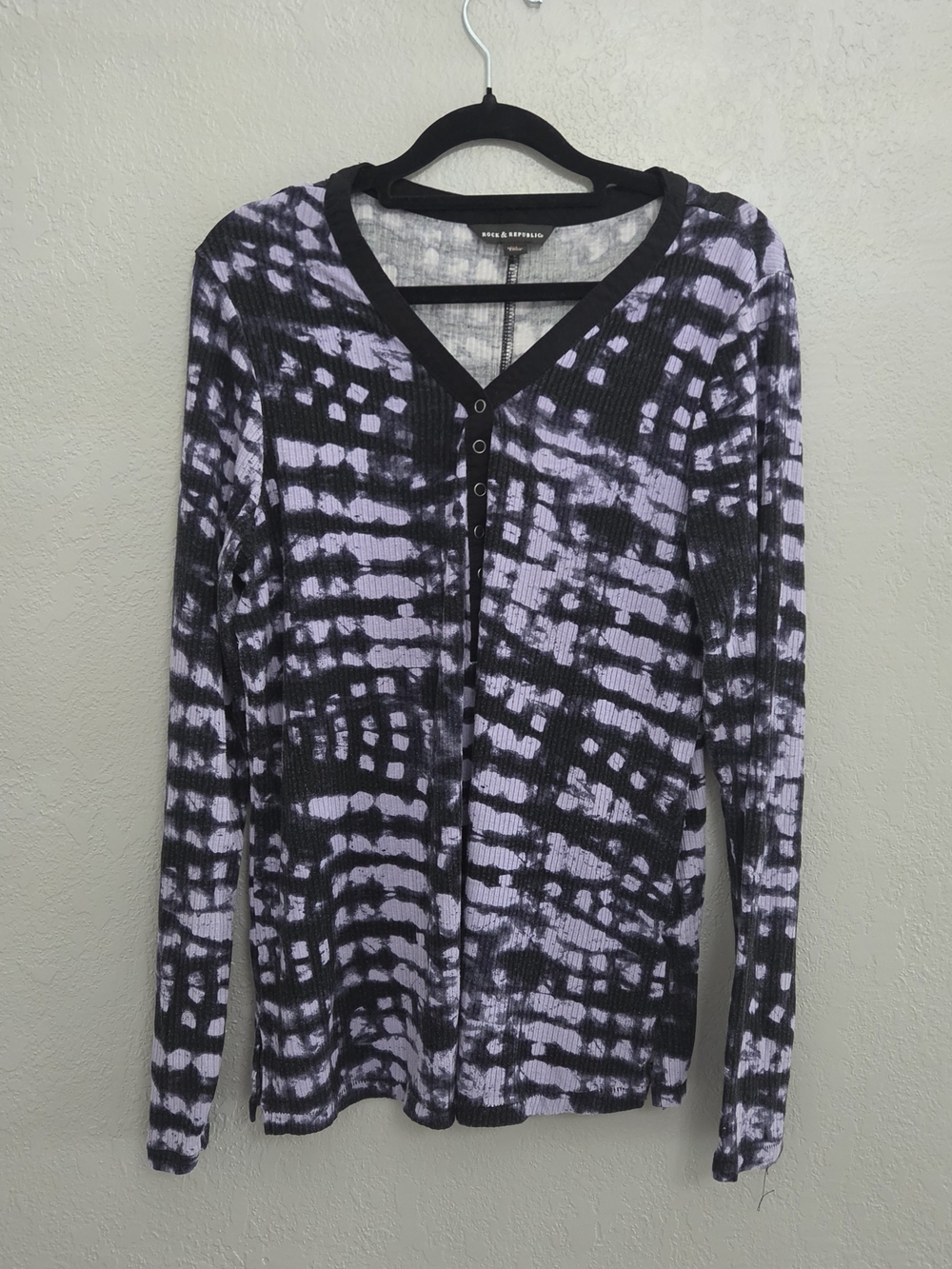 Rock & Republic Women’s Purple and Black Tie-Dye Ribbed V-Neck Sweater